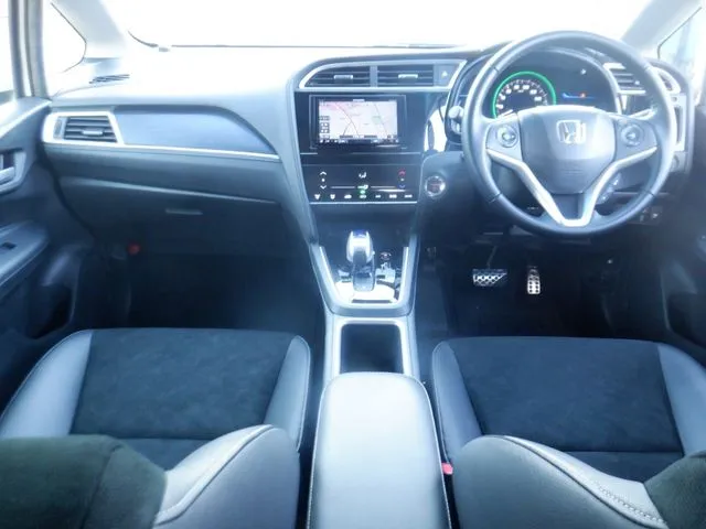 シャトル　ハイブリッド（ホンダ）の車両写真