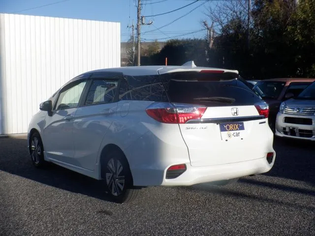 シャトル　ハイブリッド（ホンダ）の車両写真