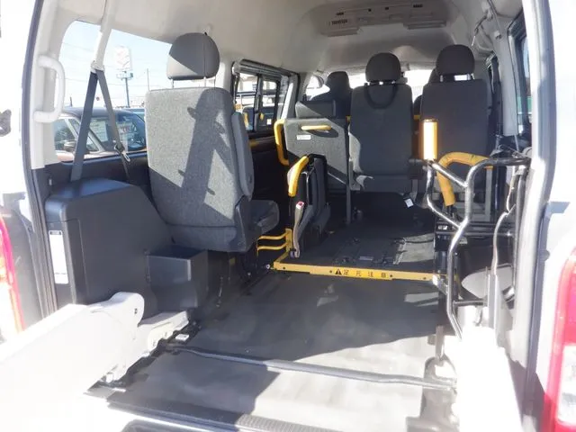 ハイエースバン 4WD(トヨタ)の車両写真