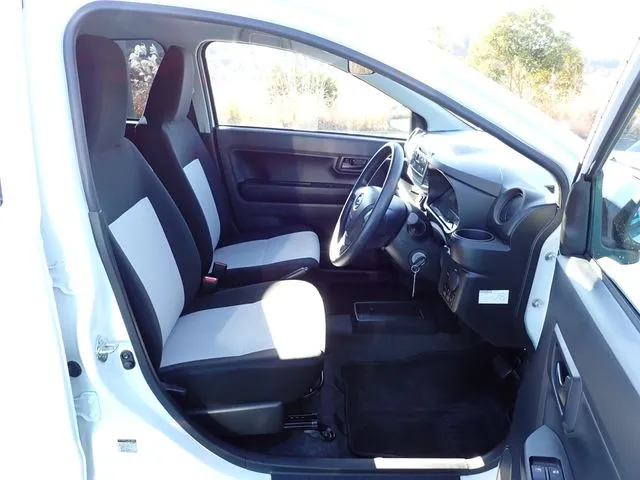 ミラ イース(ダイハツ)の車両写真