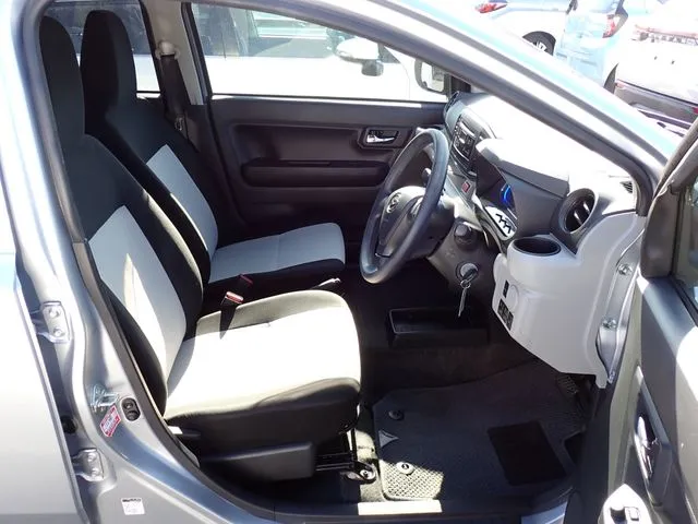 ミラ イース(ダイハツ)の車両写真