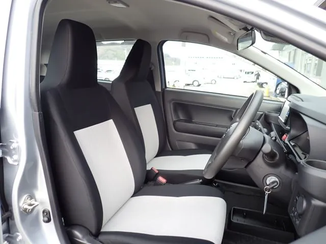 ミラ　イース（ダイハツ）の車両写真