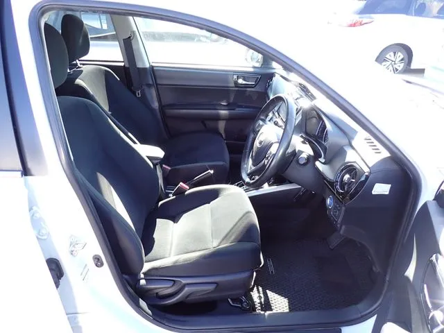 カローラフィールダー　ハイブリッド（トヨタ）の車両写真