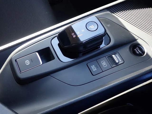 ニッサン　ノート　４ＷＤ