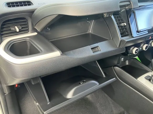 フィット　ｅ：ＨＥＶ　４ＷＤ（ホンダ）の車両写真