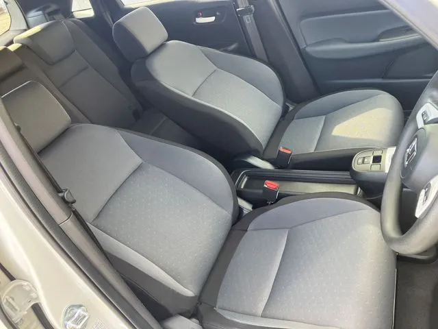 フィット　ｅ：ＨＥＶ　４ＷＤ（ホンダ）の車両写真