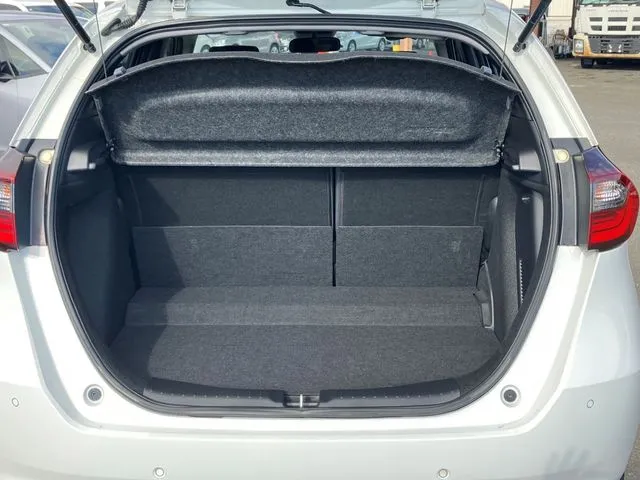 フィット　ｅ：ＨＥＶ　４ＷＤ（ホンダ）の車両写真