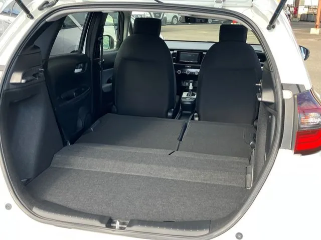 フィット　ｅ：ＨＥＶ　４ＷＤ（ホンダ）の車両写真