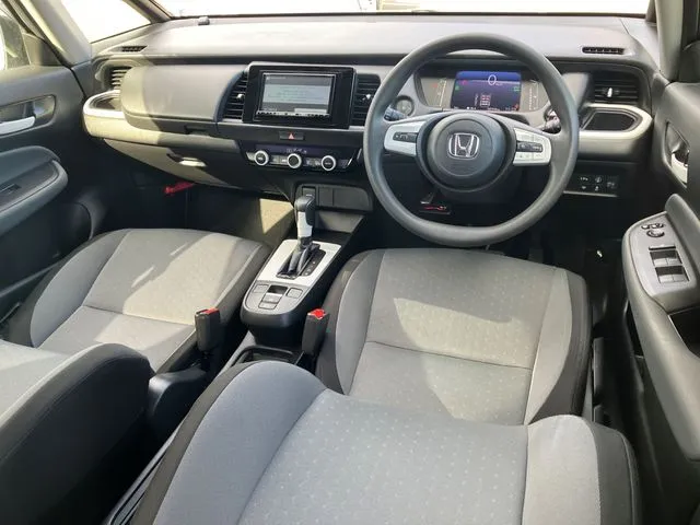 フィット　ｅ：ＨＥＶ　４ＷＤ（ホンダ）の車両写真