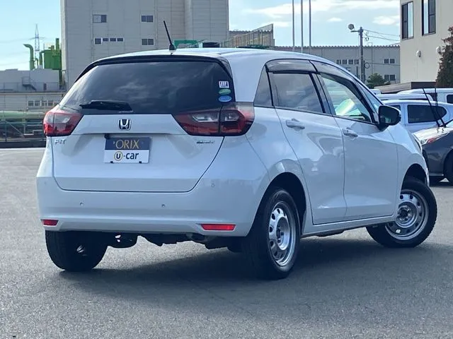 フィット　ｅ：ＨＥＶ　４ＷＤ（ホンダ）の車両写真