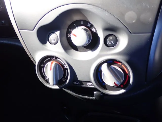 ニッサン　マーチ