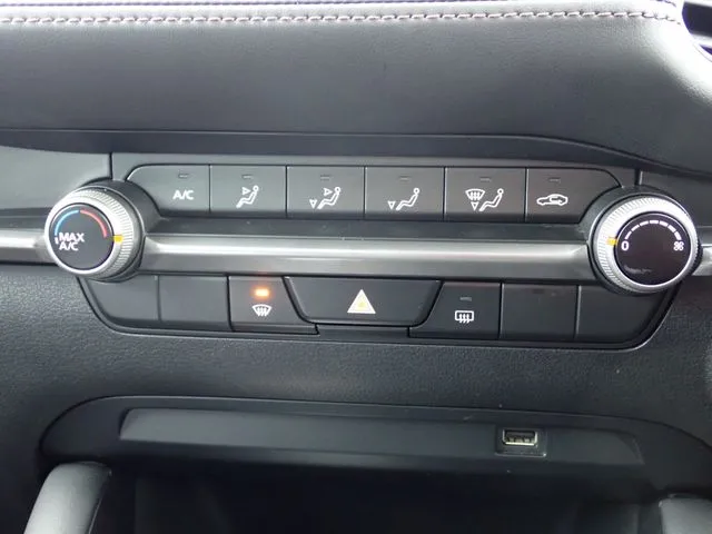 ＭＡＺＤＡ３　セダン（マツダ）の車両写真