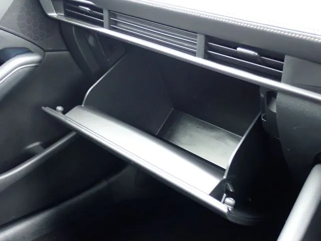 ＭＡＺＤＡ３　セダン（マツダ）の車両写真