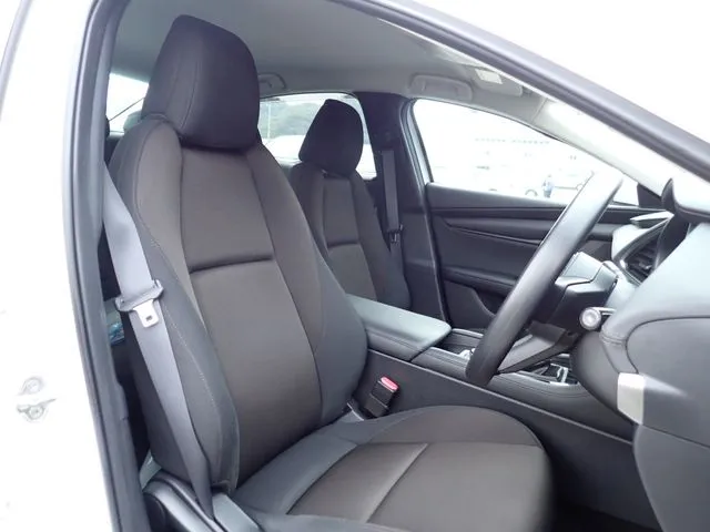 ＭＡＺＤＡ３　セダン（マツダ）の車両写真