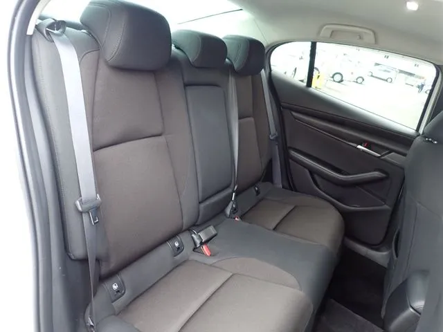 ＭＡＺＤＡ３　セダン（マツダ）の車両写真