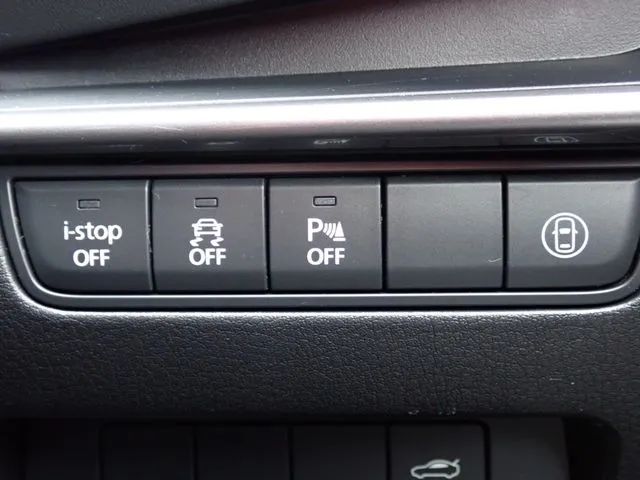 ＭＡＺＤＡ３　セダン（マツダ）の車両写真