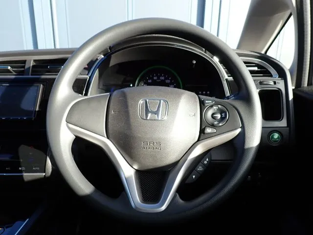 シャトル　ハイブリッド（ホンダ）の車両写真