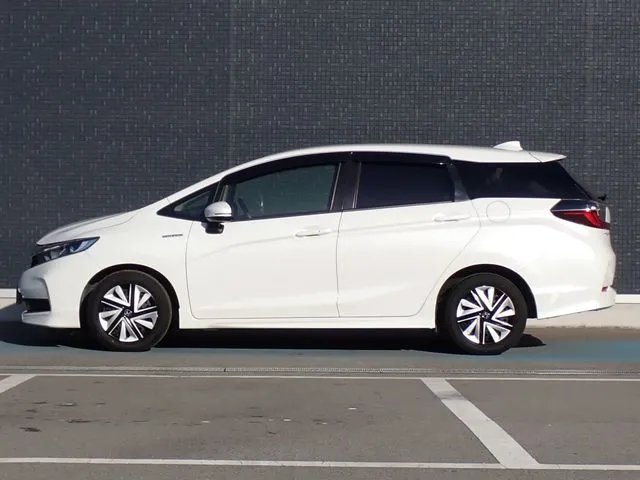 シャトル　ハイブリッド（ホンダ）の車両写真