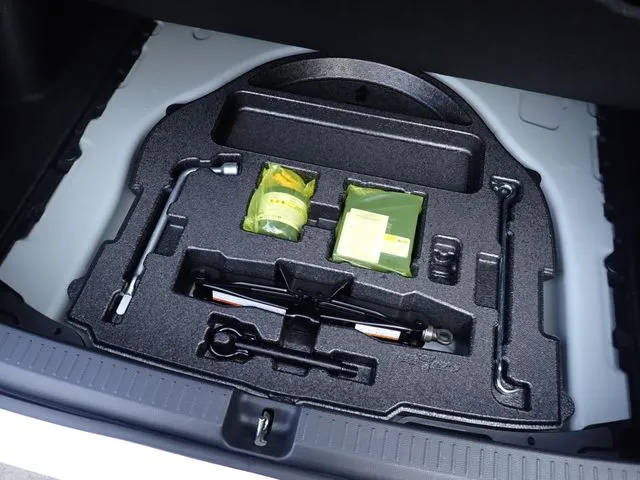 カローラ　セダン　ハイブリッド（トヨタ）の車両写真