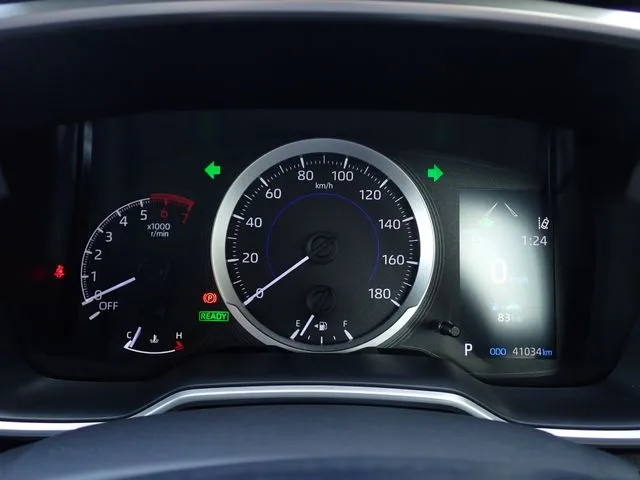 カローラ　セダン　ハイブリッド（トヨタ）の車両写真