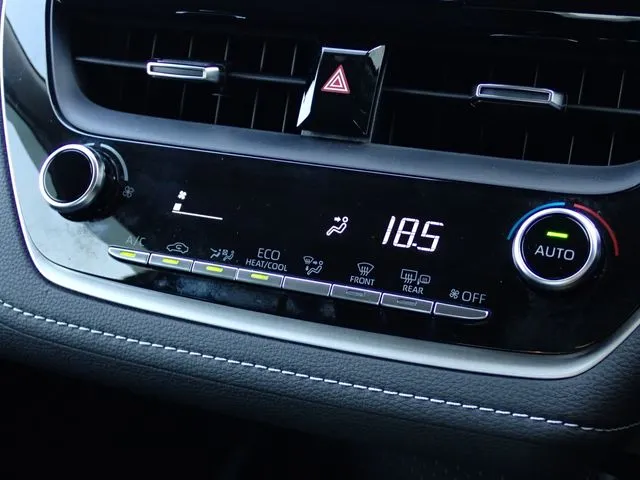 カローラ　セダン　ハイブリッド（トヨタ）の車両写真