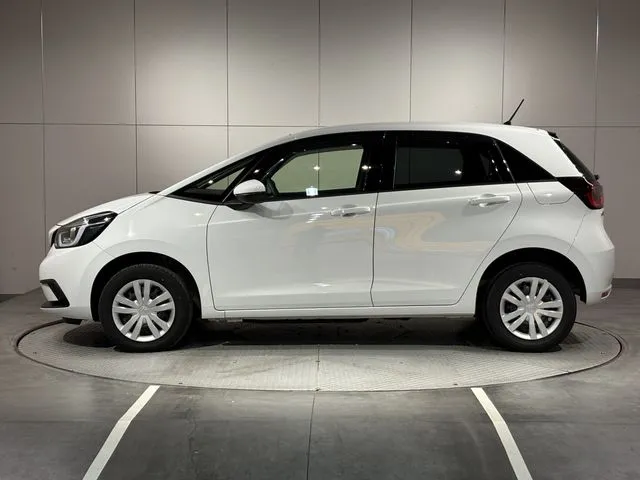 ホンダ　フィット　ｅ：ＨＥＶ　４ＷＤ