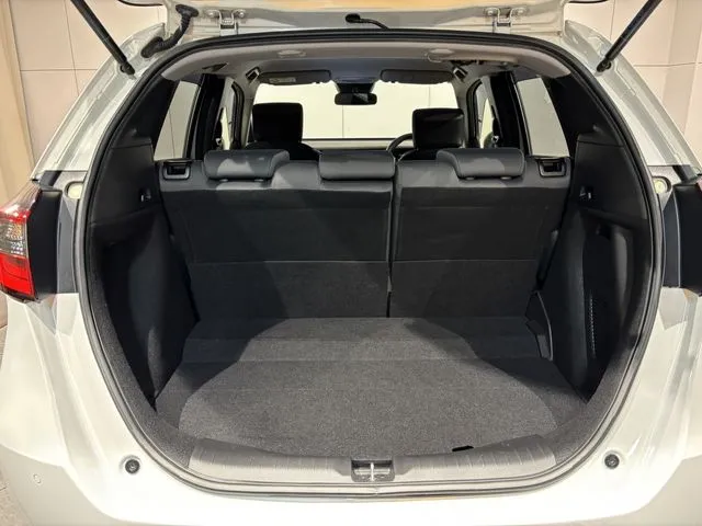 ホンダ　フィット　ｅ：ＨＥＶ　４ＷＤ