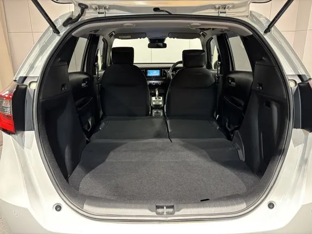 ホンダ　フィット　ｅ：ＨＥＶ　４ＷＤ