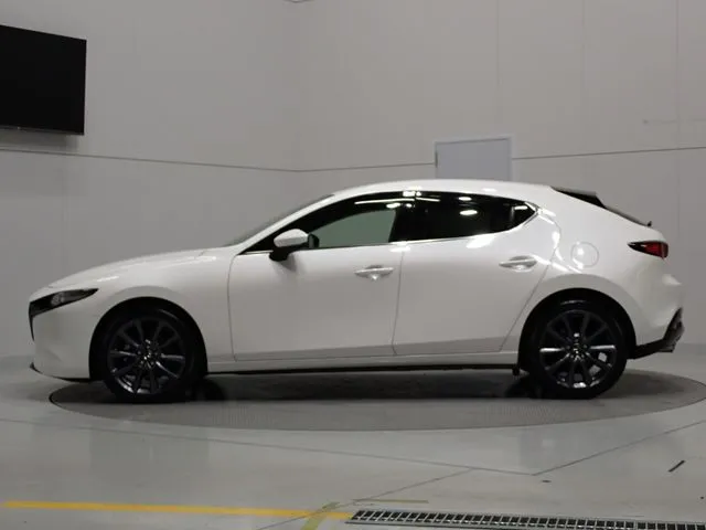 マツダ　ＭＡＺＤＡ３　ファストバック