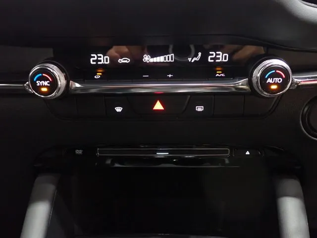 マツダ　ＭＡＺＤＡ３　ファストバック