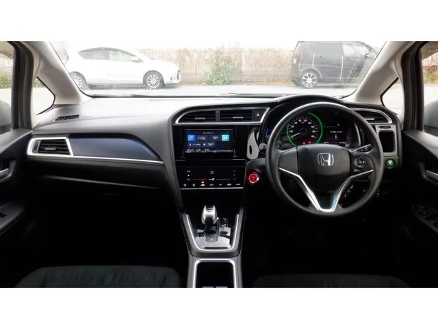 シャトル　ハイブリッド（ホンダ）の車両写真