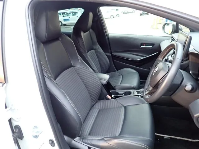 カローラ セダン ハイブリッド(トヨタ)の車両写真