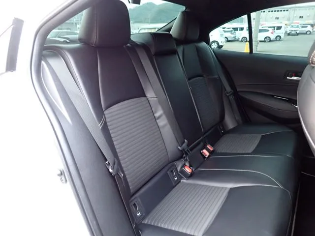 カローラ セダン ハイブリッド(トヨタ)の車両写真