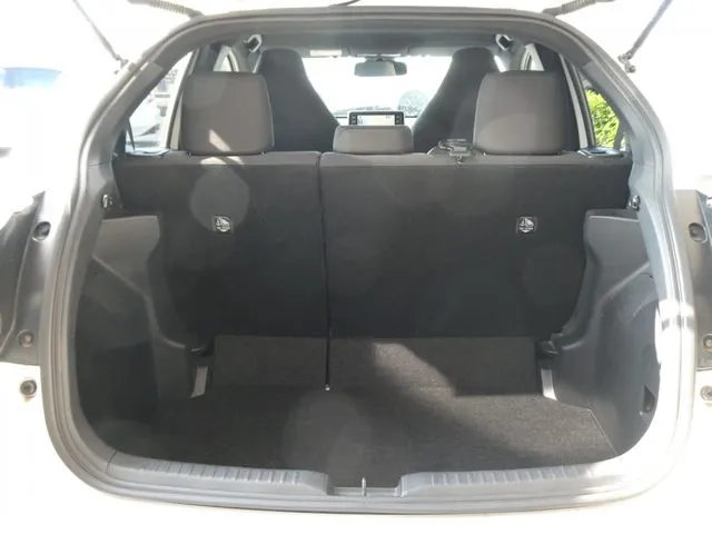 ヤリス　ハイブリッド（トヨタ）の車両写真