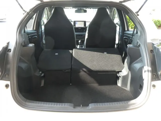 ヤリス　ハイブリッド（トヨタ）の車両写真