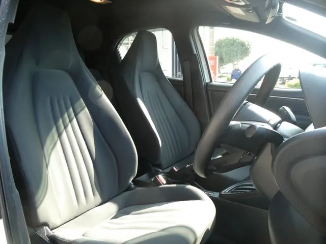 ヤリス　ハイブリッド（トヨタ）の車両写真