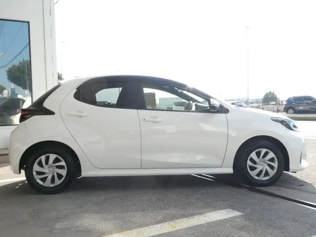 ヤリス　ハイブリッド（トヨタ）の車両写真