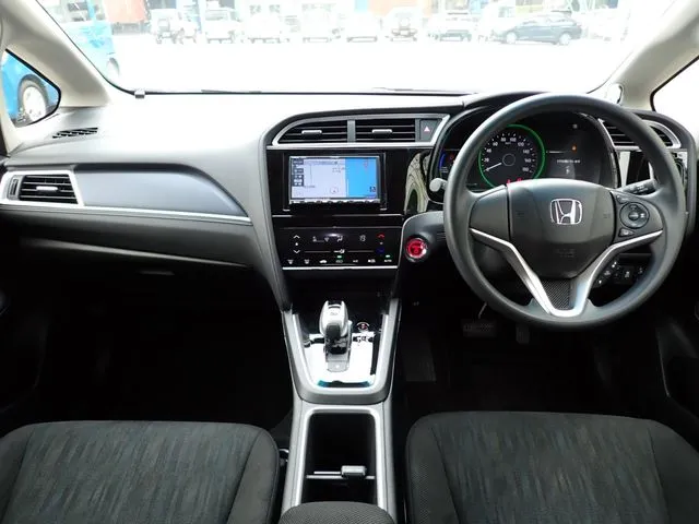 シャトル　ハイブリッド（ホンダ）の車両写真