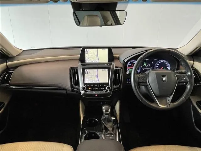 クラウン　セダン　ハイブリッド（トヨタ）の車両写真