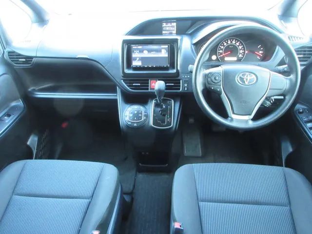 ヴォクシー(トヨタ)の車両写真