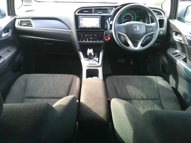 シャトル ハイブリッド 4WD(ホンダ)の車両写真