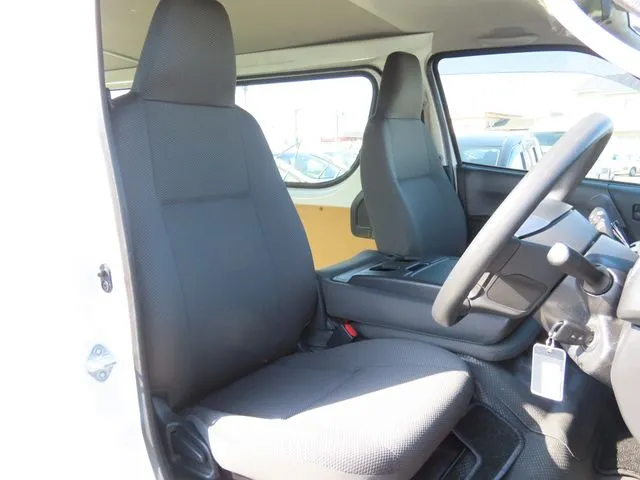 ハイエースバン　１．２ｔ　２ＷＤ（トヨタ）の車両写真