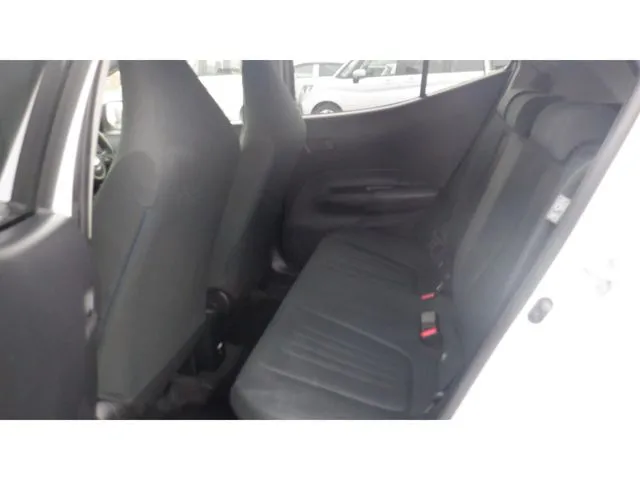 アクア（トヨタ）の車両写真