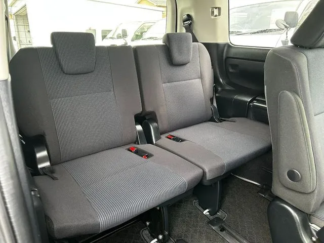 ヴォクシー（トヨタ）の車両写真