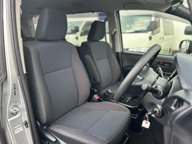 ヴォクシー（トヨタ）の車両写真