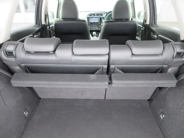 シャトル　ハイブリッド（ホンダ）の車両写真