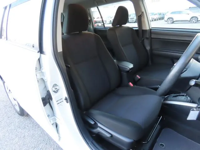 カローラフィールダー　ハイブリッド（トヨタ）の車両写真