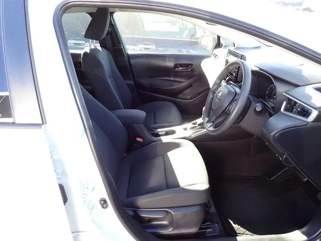 カローラ　セダン　ハイブリッド（トヨタ）の車両写真