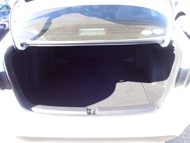 カローラ　セダン　ハイブリッド（トヨタ）の車両写真