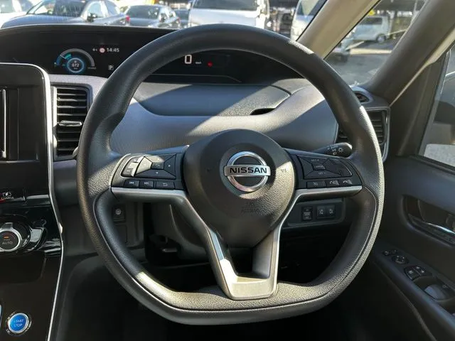 セレナ（ニッサン）の車両写真